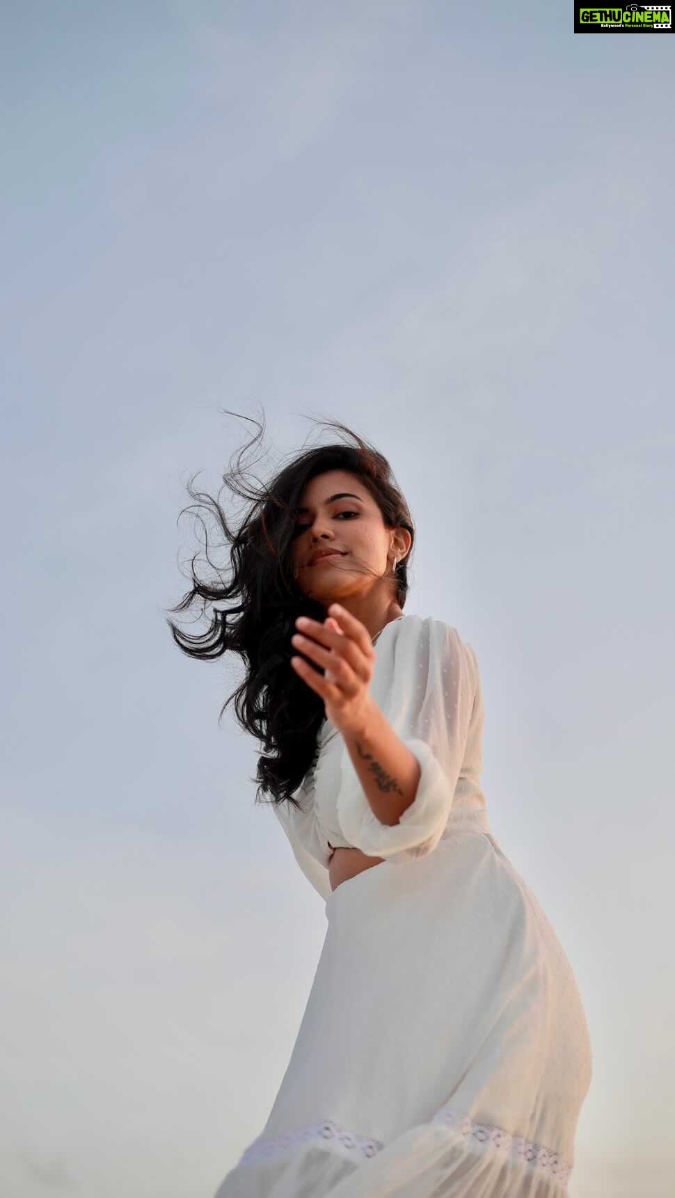 Anju Kurian Instagram - Daylight☀️ or Twilight 🌌? :::::::::💛Simple dimple🤍:::::::::: #simpledimple #transition #reels #reelitfeelit #justories #instareels #videooftheday 🎥- @thevenkatbala ✂️- Team AK 💄- @_femy_antony_