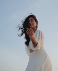Anju Kurian Instagram - Going with the flow 🕊🕊🕊! 📸- @thevenkatbala 💄- @_femy_antony__ 💁🏻‍♀️- @asaniya_nazrin 👗- @_susan_lawrence_ #sunday #sundayvibes #peacewithin #instadaily #naturelove #explore #windyday #sunshine #happydays #instafamily #justories #xoxo