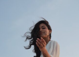 Anju Kurian Instagram - Going with the flow 🕊🕊🕊! 📸- @thevenkatbala 💄- @_femy_antony__ 💁🏻‍♀️- @asaniya_nazrin 👗- @_susan_lawrence_ #sunday #sundayvibes #peacewithin #instadaily #naturelove #explore #windyday #sunshine #happydays #instafamily #justories #xoxo