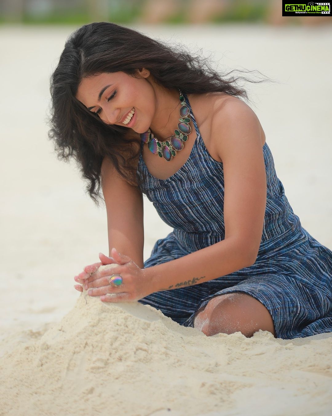 Anju Kurian Instagram - 🎶Dil to bachcha hai Ji 🎶 🙈. #fridaymood #kidinme #diltobachahaiji #beachvibes #happiness #littlethingsinlife #vacaymode #maldives #instatravel #instadaily #weekendfun #loveislove 📸- @thevenkatbala 💄- @_femy_antony_ 👗- @designs_by_lis Somewhere in My Own World