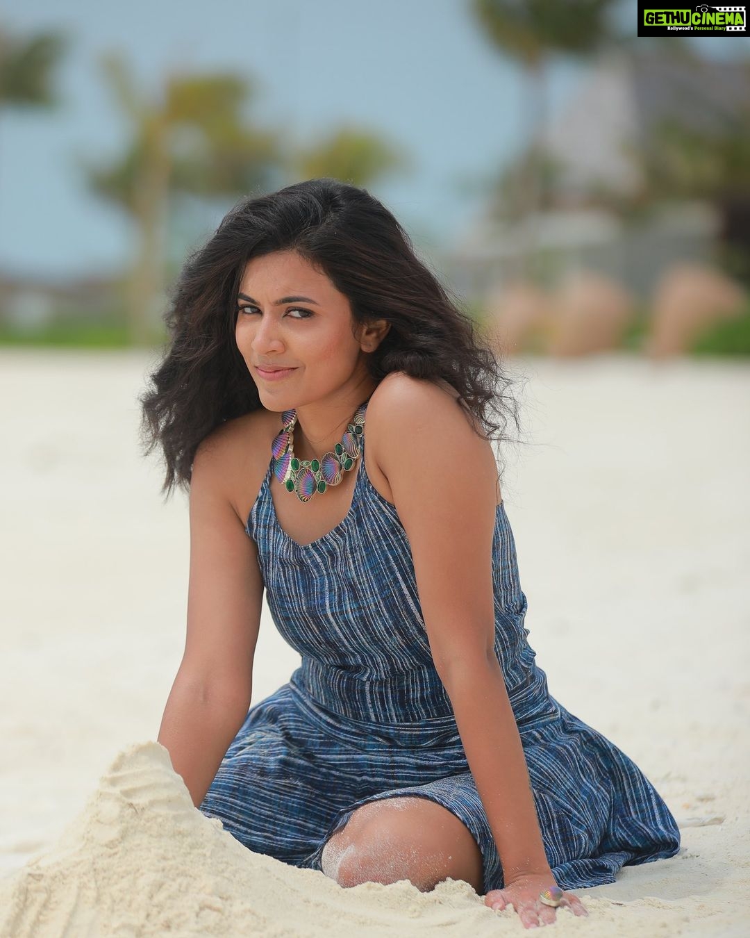 Anju Kurian Instagram - 🎶Dil to bachcha hai Ji 🎶 🙈. #fridaymood #kidinme #diltobachahaiji #beachvibes #happiness #littlethingsinlife #vacaymode #maldives #instatravel #instadaily #weekendfun #loveislove 📸- @thevenkatbala 💄- @_femy_antony_ 👗- @designs_by_lis Somewhere in My Own World