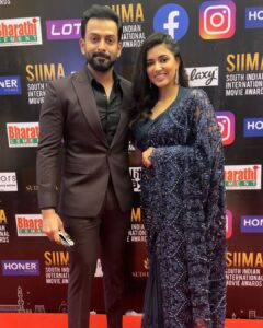 Anju Kurian Instagram - With the creator of LUCIFER 🖤. Priceless moments with Rajuettan on #siima2021 Red Carpet. Congratulations @therealprithvi on winning the best actor and the best debutant director at #siima . You are the sweetest 🤍. Novotel Hyderabad Convention Centre