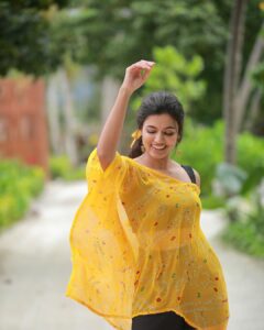 Anju Kurian Instagram - Feeling yellove! 

:::::::::::::::::::::💛💛💛::::::::::::::::::::::::

#ootd #justories #goodday #instadaily #naturelovers #bloom #smile #photoshoot #postoftheday #instagood #yellow #sunkissed #adaytoremember 

📸- @thevenkatbala 
💁🏻‍♀️- @joe_elize_joy 
👗- @turmerikofficial 
💄- @_femy_antony_ 
💍- @thegarnet.in