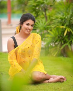 Anju Kurian Instagram - Feeling yellove! 

:::::::::::::::::::::💛💛💛::::::::::::::::::::::::

#ootd #justories #goodday #instadaily #naturelovers #bloom #smile #photoshoot #postoftheday #instagood #yellow #sunkissed #adaytoremember 

📸- @thevenkatbala 
💁🏻‍♀️- @joe_elize_joy 
👗- @turmerikofficial 
💄- @_femy_antony_ 
💍- @thegarnet.in