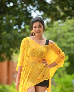 Anju Kurian Instagram - Feeling yellove! 

:::::::::::::::::::::💛💛💛::::::::::::::::::::::::

#ootd #justories #goodday #instadaily #naturelovers #bloom #smile #photoshoot #postoftheday #instagood #yellow #sunkissed #adaytoremember 

📸- @thevenkatbala 
💁🏻‍♀️- @joe_elize_joy 
👗- @turmerikofficial 
💄- @_femy_antony_ 
💍- @thegarnet.in