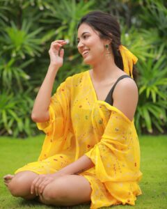 Anju Kurian Instagram - Feeling yellove! :::::::::::::::::::::💛💛💛:::::::::::::::::::::::: #ootd #justories #goodday #instadaily #naturelovers #bloom #smile #photoshoot #postoftheday #instagood #yellow #sunkissed #adaytoremember 📸- @thevenkatbala 💁🏻‍♀️- @joe_elize_joy 👗- @turmerikofficial 💄- @_femy_antony_ 💍- @thegarnet.in Love