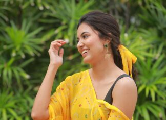 Anju Kurian Instagram - Feeling yellove! :::::::::::::::::::::💛💛💛:::::::::::::::::::::::: #ootd #justories #goodday #instadaily #naturelovers #bloom #smile #photoshoot #postoftheday #instagood #yellow #sunkissed #adaytoremember 📸- @thevenkatbala 💁🏻‍♀️- @joe_elize_joy 👗- @turmerikofficial 💄- @_femy_antony_ 💍- @thegarnet.in Love