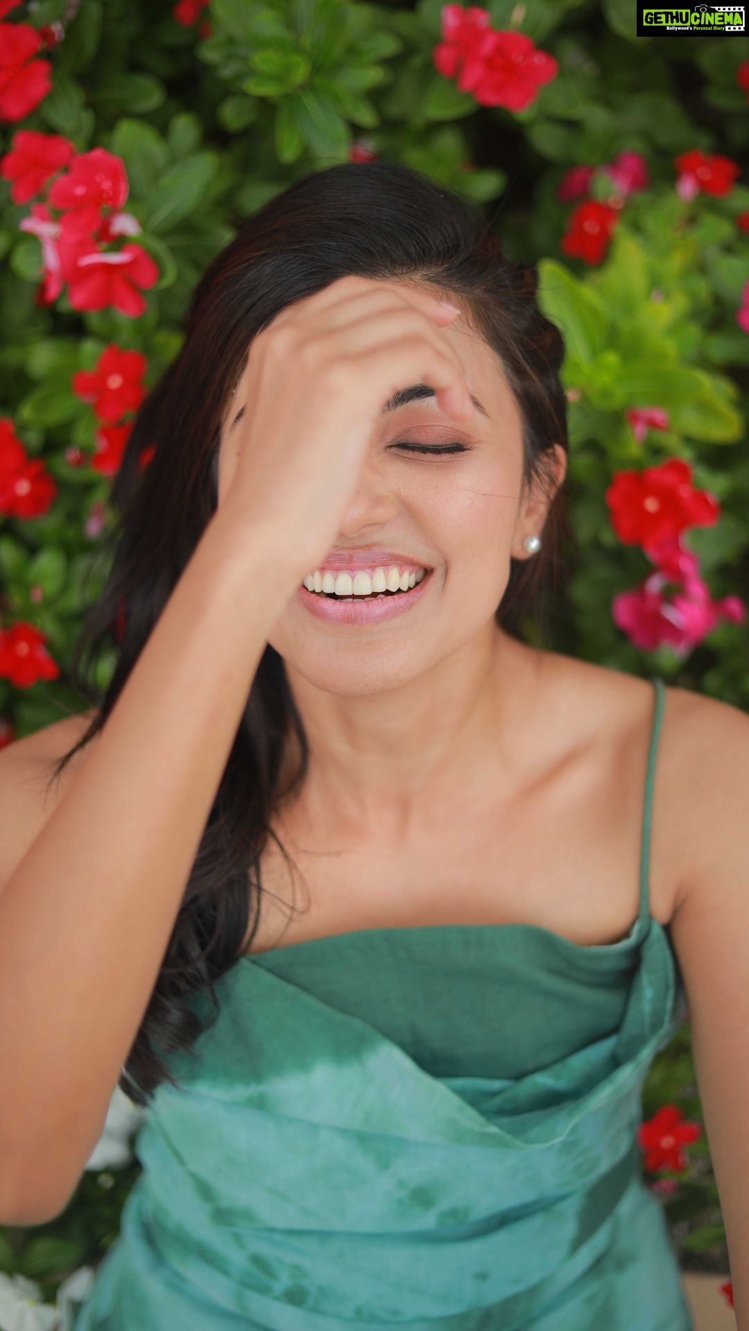Anju Kurian Instagram - So plant your own garden and decorate your own soul instead of waiting for someone to bring you flowers 💐. ::::::::::::::::::🌸🌼🌸🌼:::::::::::::: #reels #trending #flowery #beablessing #blooming #reelitfeelit #justories 🎥- @thevenkatbala 💄- @_femy_antony_ 💁🏻♀️- @stylefilesbyzoya__joy