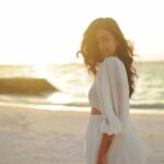 Anju Kurian Instagram - Mother Nature always shows her best colours after having a lengthy, dramatic breakdown. Do you have a favourite sunset? ::::::::::::::::☀️🌅🏖::::::::::::::::: #reels #naturelover #sunset #maldives #reelitfeelit #trending #loveislove #traveller 🎥- @thevenkatbala ✂️- Team AK 💄- @_femy_antony_ 👗- @_susan_lawrence_ 💁🏻‍♀️- @asaniya_nazrin