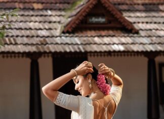 Anju Kurian Instagram - 🌸O🌸N🌸A🌸M 🌸2🌸0🌸2🌸1🌸 #onam2021 #onam #festivemode #justories #sareelover Photographer : @arun_payyadimeethal Stylist : @asaniya_nazrin MUAH : @_femy_antony_ Outfit : @jugalbandhi Jewellery : @meralda.jewels Location : @once_upon_the_river Photography team : @palayilinsaf MUAH assistant : @Sharath_8686 Costume team : @harshaamuhamed Kerala