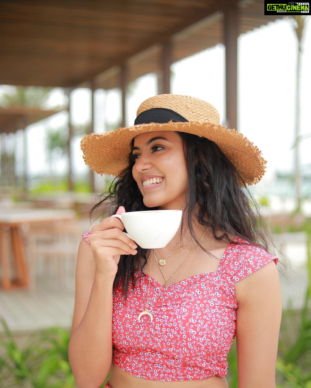 Anju Kurian Instagram - This has been a week that only coffee can fix! Make mine a double please βοΈπ. :::::::::::::::::::βοΈπ€βοΈ:::::::::::::::::::::::: #coffeelover #morningcoffee #justories #spreadlove #instamood #grateful #espresso #beachvibes #maldives #traveladdict #instagram πΈ- @thevenkatbala ππ»ββοΈ- @stylefilesbyzoya__joy π- @jazaash_ π- @_femy_antony_