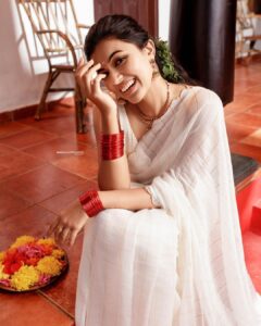 Anju Kurian Instagram - 🌸Happy🌸Onam🌸

#onam2021 #justories #onam #festivemodeon #traditional 

Photographer : @arun_payyadimeethal 

Stylist : @asaniya_nazrin 

MUAH : @_femy_antony_ 

Outfit : @jugalbandhi 

Location : @once_upon_the_river 

Photography team : @palayilinsaf

MUAH assistant : @Sharath_8686

Costume team : @harshaamuhamed