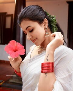 Anju Kurian Instagram - 🌸Happy🌸Onam🌸

#onam2021 #justories #onam #festivemodeon #traditional 

Photographer : @arun_payyadimeethal 

Stylist : @asaniya_nazrin 

MUAH : @_femy_antony_ 

Outfit : @jugalbandhi 

Location : @once_upon_the_river 

Photography team : @palayilinsaf

MUAH assistant : @Sharath_8686

Costume team : @harshaamuhamed