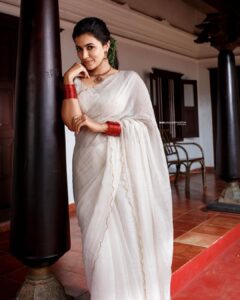 Anju Kurian Instagram - 🌸Happy🌸Onam🌸

#onam2021 #justories #onam #festivemodeon #traditional 

Photographer : @arun_payyadimeethal 

Stylist : @asaniya_nazrin 

MUAH : @_femy_antony_ 

Outfit : @jugalbandhi 

Location : @once_upon_the_river 

Photography team : @palayilinsaf

MUAH assistant : @Sharath_8686

Costume team : @harshaamuhamed