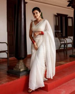 Anju Kurian Instagram - 🌸Happy🌸Onam🌸 #onam2021 #justories #onam #festivemodeon #traditional Photographer : @arun_payyadimeethal Stylist : @asaniya_nazrin MUAH : @_femy_antony_ Outfit : @jugalbandhi Location : @once_upon_the_river Photography team : @palayilinsaf MUAH assistant : @Sharath_8686 Costume team : @harshaamuhamed Kerala