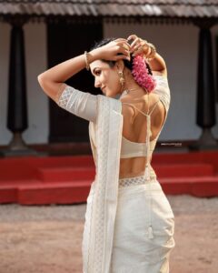 Anju Kurian Instagram - 🌸O🌸N🌸A🌸M 🌸2🌸0🌸2🌸1🌸

#onam2021 #onam #festivemode #justories #sareelover 

Photographer : @arun_payyadimeethal 

Stylist : @asaniya_nazrin 

MUAH : @_femy_antony_ 

Outfit : @jugalbandhi

Jewellery : @meralda.jewels

Location : @once_upon_the_river 

Photography team : @palayilinsaf

MUAH assistant : @Sharath_8686

Costume team : @harshaamuhamed