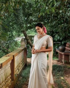 Anju Kurian Instagram - 🌸O🌸N🌸A🌸M 🌸2🌸0🌸2🌸1🌸

#onam2021 #onam #festivemode #justories #sareelover 

Photographer : @arun_payyadimeethal 

Stylist : @asaniya_nazrin 

MUAH : @_femy_antony_ 

Outfit : @jugalbandhi

Jewellery : @meralda.jewels

Location : @once_upon_the_river 

Photography team : @palayilinsaf

MUAH assistant : @Sharath_8686

Costume team : @harshaamuhamed