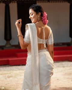 Anju Kurian Instagram - 🌸O🌸N🌸A🌸M 🌸2🌸0🌸2🌸1🌸 #onam2021 #onam #festivemode #justories #sareelover Photographer : @arun_payyadimeethal Stylist : @asaniya_nazrin MUAH : @_femy_antony_ Outfit : @jugalbandhi Jewellery : @meralda.jewels Location : @once_upon_the_river Photography team : @palayilinsaf MUAH assistant : @Sharath_8686 Costume team : @harshaamuhamed Kerala