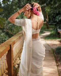 Anju Kurian Instagram - ഹൃദയം നിറഞ്ഞ പുതുവത്സരആശംസകൾ 🌸❤️🌸.

#onam2021 #chingam 

Photographer : @arun_payyadimeethal

Stylist : @asaniya_nazrin 

MUAH : @_femy_antony_ 

Outfit : @jugalbandhi

Jewellery : @meralda.jewels

Location : @once_upon_the_river 

Photography team : @palayilinsaf

MUAH assistant : @Sharath_8686

Costume team : @harshaamuhamed