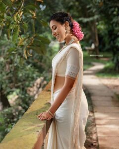 Anju Kurian Instagram - ഹൃദയം നിറഞ്ഞ പുതുവത്സരആശംസകൾ 🌸❤️🌸.

#onam2021 #chingam 

Photographer : @arun_payyadimeethal

Stylist : @asaniya_nazrin 

MUAH : @_femy_antony_ 

Outfit : @jugalbandhi

Jewellery : @meralda.jewels

Location : @once_upon_the_river 

Photography team : @palayilinsaf

MUAH assistant : @Sharath_8686

Costume team : @harshaamuhamed