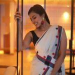 Anju Kurian Instagram – Black & white / Colour 🌈?

#onam2021 #sareelove #justories 

📸- @thevenkatbala 
💄- @_femy_antony_ 
👗- @weaversvillagestore @sobhaviswanath_ Somewhere under the Blue Sky