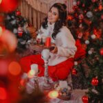 Anju Kurian Instagram - Gonna go lay under the Christmas tree to remind my family that I’m a gift 🤪🙊. 🎥- @jiksonphotography 💁🏻‍♀️- @stylefilesbyzoya__joy 💄- @femy_antony__ 👗- @vewora_store Decor- @macst_udio #christmasreels #reels #december #christmas2021 #merrychristmas #justories #festival #xmas