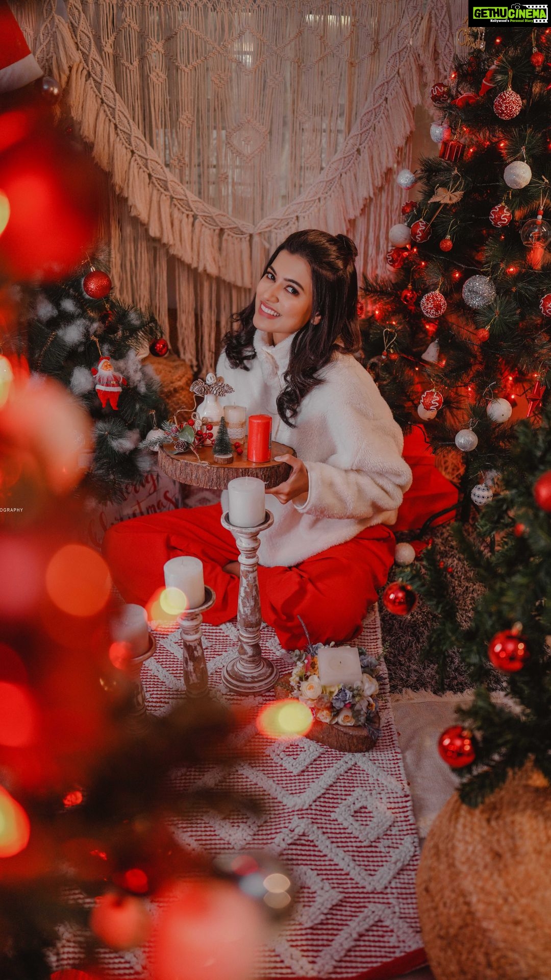 Anju Kurian Instagram - Gonna go lay under the Christmas tree to remind my family that Iβm a gift π€ͺπ. π₯- @jiksonphotography ππ»ββοΈ- @stylefilesbyzoya__joy π- @femy_antony__ π- @vewora_store Decor- @macst_udio #christmasreels #reels #december #christmas2021 #merrychristmas #justories #festival #xmas