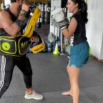 Anju Kurian Instagram - My version of “Listen to me now”🥊😂! Pad work with my coach @jophiel_l 💪🔥. #mma #boxing #fitnessmotivation #learner #listentomenow #trend #reelitfeelit #reels #kickout