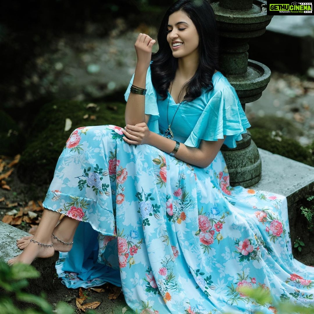 Anju Kurian Instagram - A person becomes 10 times more attractive not by their looks but by their acts of kindness, love, respect, honesty and loyalty they show. Do you agree? #bekind #lovewins #faithoverfear #respect #growthmindset #changeisgood #mothernature #hills #wanderlust #exploretheworld #beautifuldestinations #staypositive #everythinghappensforareason #justories #anjukurian #instamood #instagrammer #behumble #spreadlove #loveyou 📸- @picstory_josecharles 🎬- @mirash_bichu Munnar,kerela