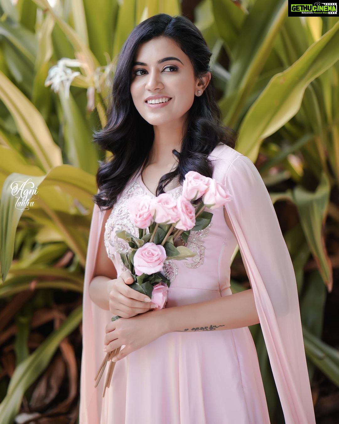 Anju Kurian Instagram - I’d rather have flowers in my hands than diamonds on my neck 🥰. Have a nice flowery day🌸. #blessedlife #happyday #smile #youareenough #postoftheday #justories #photoshoot #naturelover #dowryfreeindia #grattitudeistheattitude #saynotodowry #flowerstagram #instalove #pinkaesthetic #mothernature #instafamily 📸- @nr_photography101 👗- @mloft_by_joeljacobmathew Athirapally, Kerala