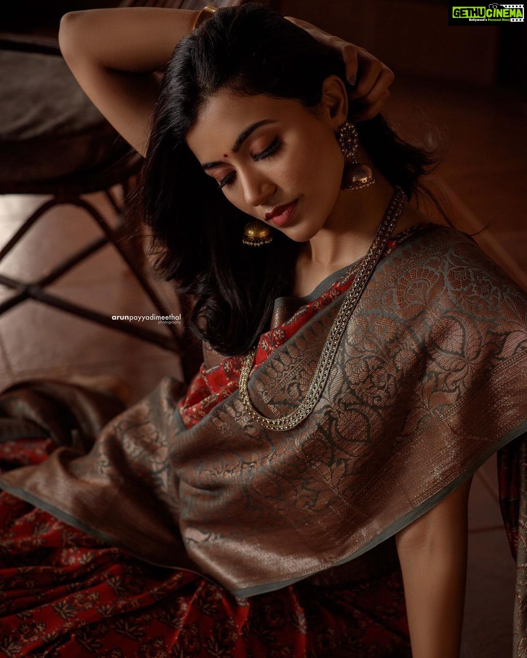 Anju Kurian Instagram - Pour up the love, let the healing begin ❤️✨. #instadaily #spreadlove #healingenergy #goodday #loveyourself #millionhearts #gratefulheart #sareelover #traditional #malayalivibes #xoxo 📸- @arun_payyadimeethal Thrissur