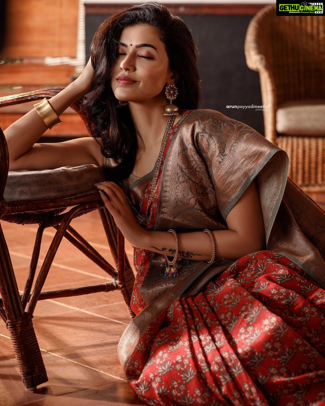 Anju Kurian Instagram - Pour up the love, let the healing begin ❤️✨. #instadaily #spreadlove #healingenergy #goodday #loveyourself #millionhearts #gratefulheart #sareelover #traditional #malayalivibes #xoxo 📸- @arun_payyadimeethal Thrissur