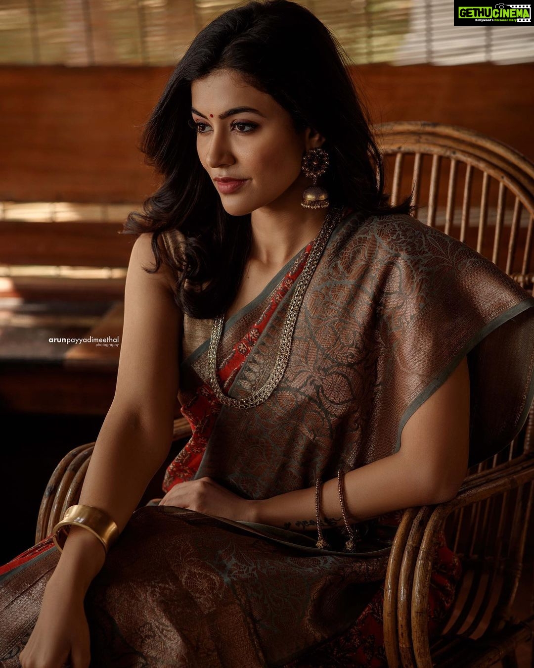 Anju Kurian Instagram - Pour up the love, let the healing begin ❤️✨. #instadaily #spreadlove #healingenergy #goodday #loveyourself #millionhearts #gratefulheart #sareelover #traditional #malayalivibes #xoxo 📸- @arun_payyadimeethal Thrissur