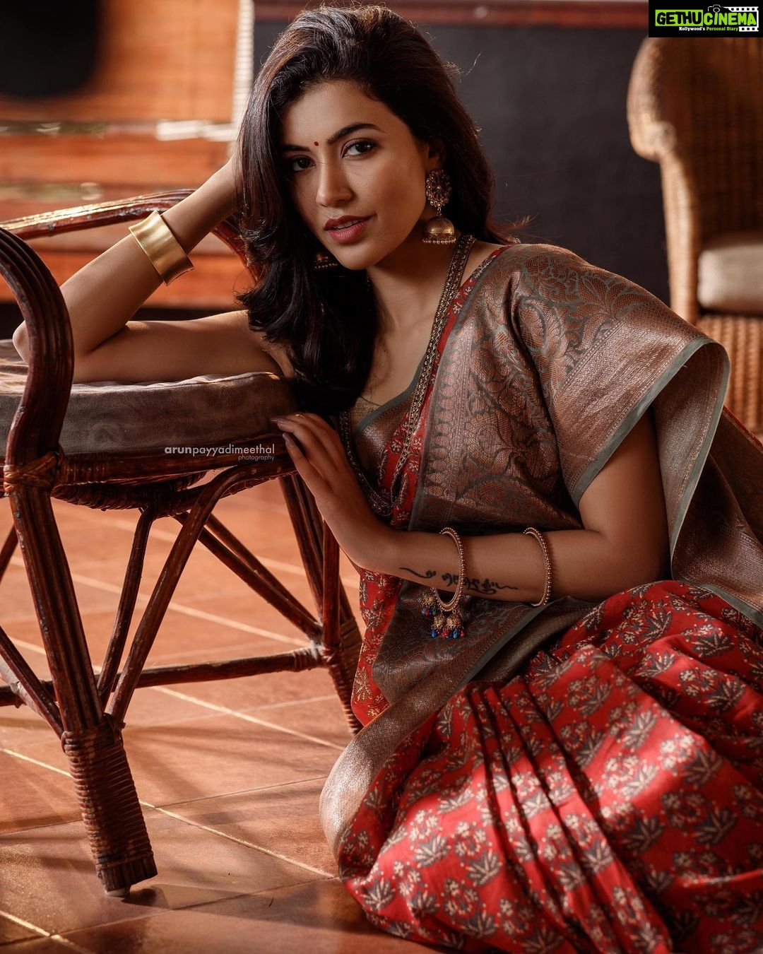 Anju Kurian Instagram - Pour up the love, let the healing begin ❤️✨. #instadaily #spreadlove #healingenergy #goodday #loveyourself #millionhearts #gratefulheart #sareelover #traditional #malayalivibes #xoxo 📸- @arun_payyadimeethal Thrissur