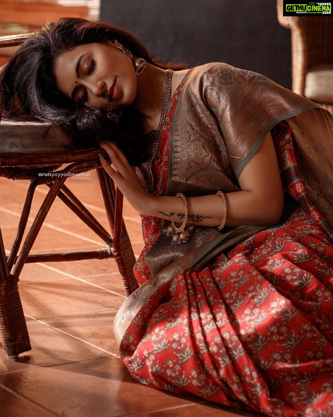 Anju Kurian Instagram - Pour up the love, let the healing begin ❤️✨. #instadaily #spreadlove #healingenergy #goodday #loveyourself #millionhearts #gratefulheart #sareelover #traditional #malayalivibes #xoxo 📸- @arun_payyadimeethal Thrissur