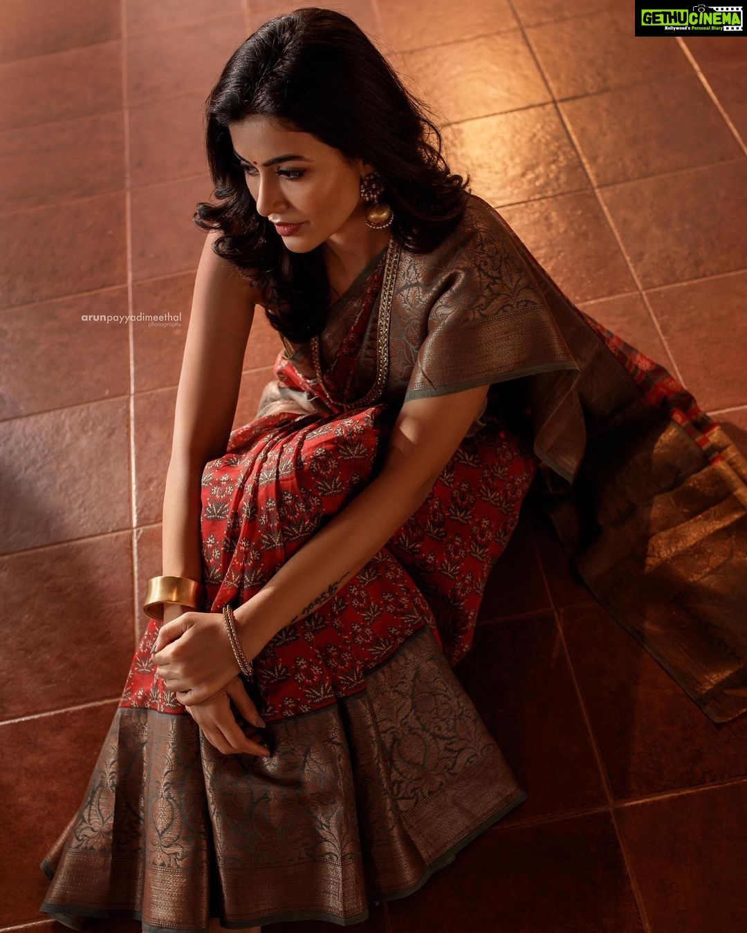 Anju Kurian Instagram - Pour up the love, let the healing begin ❤️✨. #instadaily #spreadlove #healingenergy #goodday #loveyourself #millionhearts #gratefulheart #sareelover #traditional #malayalivibes #xoxo 📸- @arun_payyadimeethal Thrissur