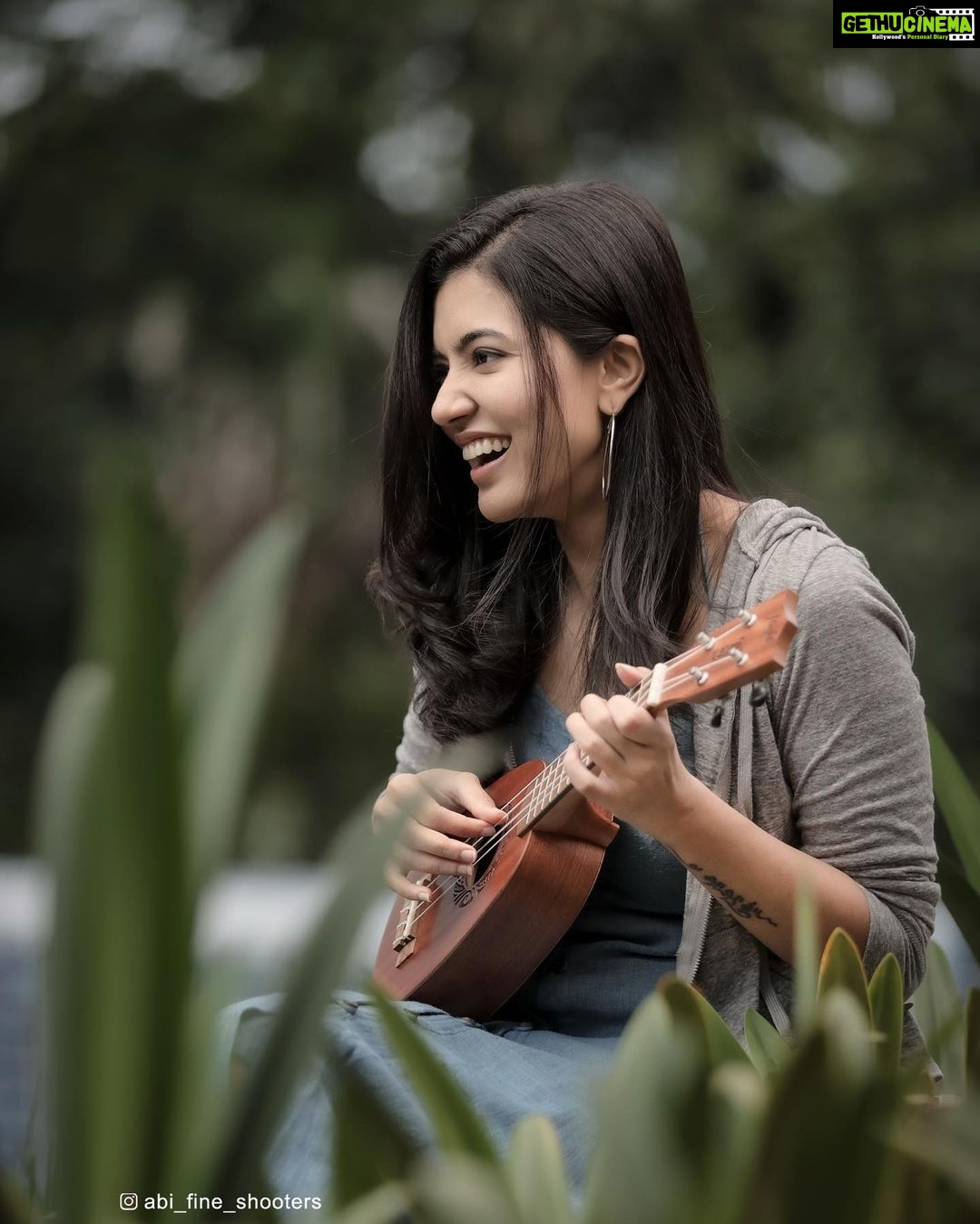 Anju Kurian Instagram - Change your world with four strings 🎶🍃. #ukeleleseries #musicconnects #dailypost #instapic #lostinnature #goodvibes #ukeleletime #justories #anjukurian #travelgram #musiclover #postoftheday📷 #xoxo 📸- @abi_fine_shooters 👗- @lis.j90 Wayanad,Kerela