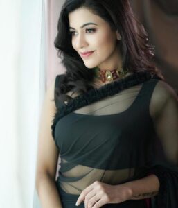 Anju Kurian Instagram - Black is my happy colour 🖤🖤🖤. Choose your favourite picture from this series and let me know in the comments below 🤩. #postoftheday #black #instagramhub #happyface #goodday #eveningvibes #chooseyourfavorite #justories #anjukurian #instadaily #loveforever #daydreamer #blessedsoul