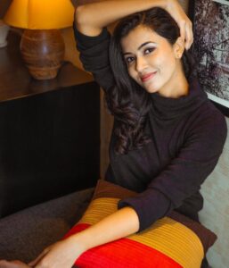 Anju Kurian Instagram - Black is my happy colour 🖤🖤🖤.

Choose your favourite picture from this series and let me know in the comments below 🤩.

#postoftheday #black #instagramhub #happyface #goodday #eveningvibes #chooseyourfavorite #justories #anjukurian #instadaily #loveforever #daydreamer #blessedsoul