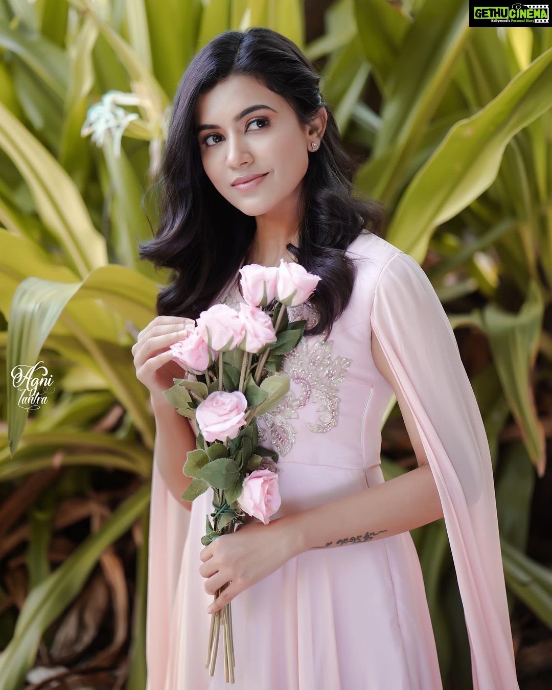 Anju Kurian Instagram - I’d rather have flowers in my hands than diamonds on my neck 🥰. Have a nice flowery day🌸. #blessedlife #happyday #smile #youareenough #postoftheday #justories #photoshoot #naturelover #dowryfreeindia #grattitudeistheattitude #saynotodowry #flowerstagram #instalove #pinkaesthetic #mothernature #instafamily 📸- @nr_photography101 👗- @mloft_by_joeljacobmathew Athirapally, Kerala