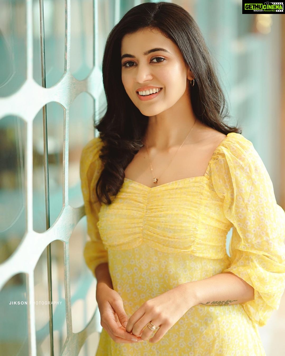 Anju Kurian Instagram - If nothing lasts forever, will you be my nothing 💛🤷🏻♀️🤔? . . . 📸 - @jiksonphotography 💄- @touchbysire 🎬- @lightsoncreations 🏨- @fourpointskochi
