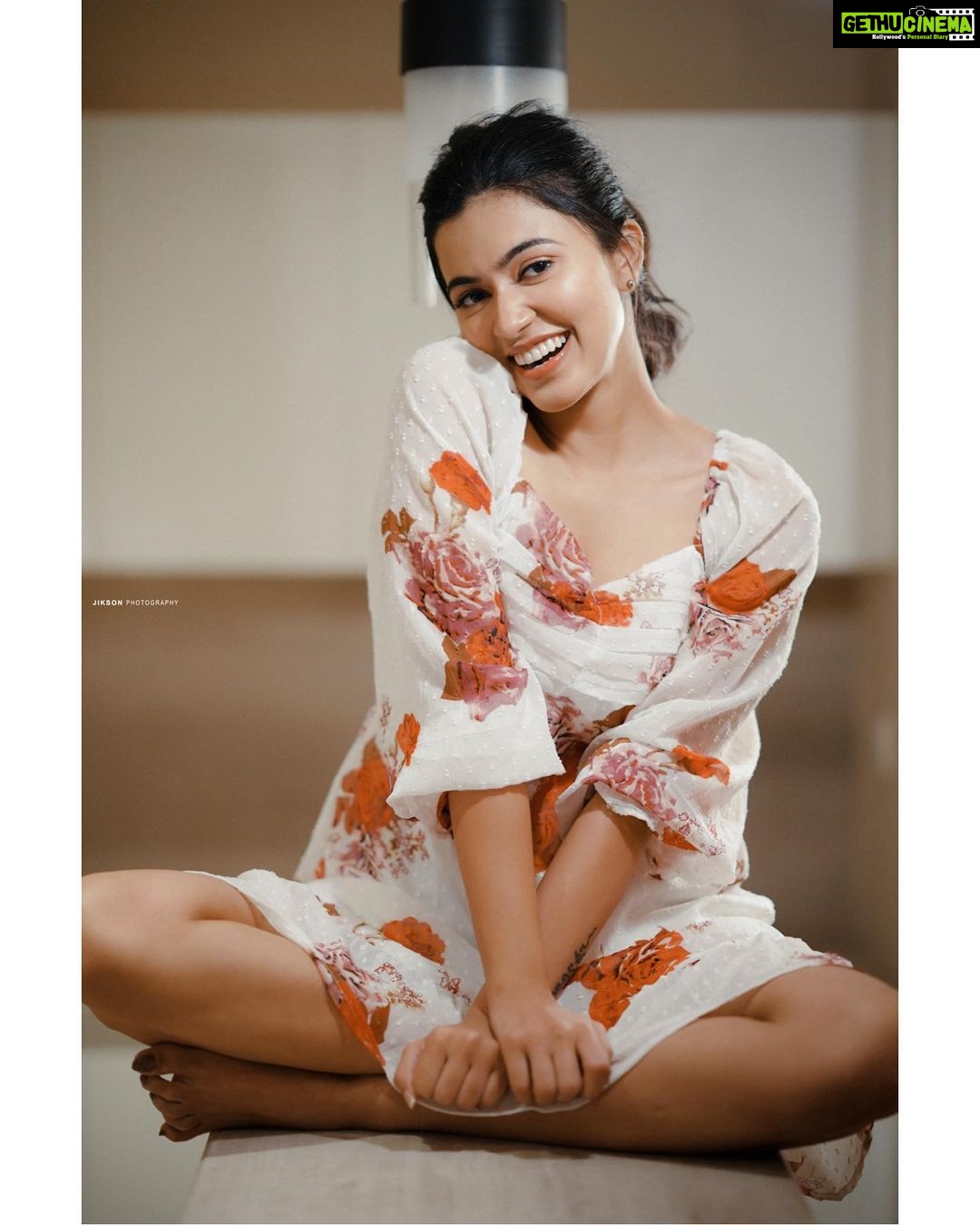 Anju Kurian Instagram - ❤️2 Million Hearts!!❤️ Woke up to 2M followers today🤩. I’m beyond grateful for all the continued love and incredibly amazed by the support of my 2M family♥️. Your constant appreciation, comments, likes, memes, fan art and sharing my posts is what made me strong here on #instafamily. Love you all😘♥️🤗. What shall I pray to the God for you guys🤩😉? #11:11post #1111 #insta . . . 📸- @jiksonphotography 💄- @touchbysire 🎬- @lightsoncreations 🏨- @fourpointskochi. Four Points by Sheraton Kochi Infopark