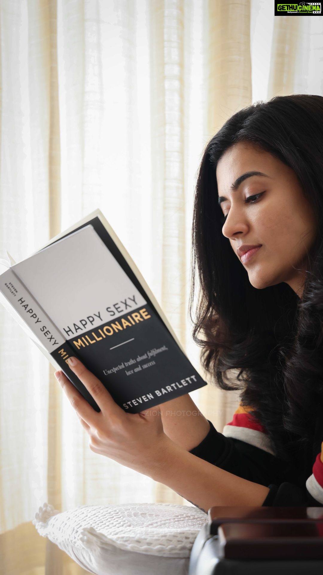 Anju Kurian Instagram - Thank you @steven for sending a copy of your book #happysexymillionaire . I was so thrilled when I opened this box and I’m touched beyond words by your thoughtful gift to me 🎁. Your podcast have been life-changing and I’m grateful to have had the chance to talk with you. I simply cannot wait to read it 📖🤗❤️! . . . . 🎥- @zion_mathew_thomas