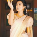 Anju Kurian Instagram - 🌼🌼🌼 . . . Video courtesy: @vishnuprasadsignature Concept & styling: @sanif_uc_gram Jewellery: @parakkat_jewels Costume : @kukunthadesignerboutique MUA : @kavya_neelu
