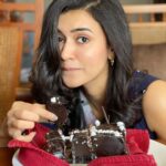Anju Kurian Instagram - Thanks to all my friends and family who supported me during my 40 days vegan challenge. I would like to say that health and nutrition is completely bio-individual and whilst some may thrive on a vegan diet, others might not. So I have decided to continue as a flexitarian😉. Here is an update on going vegan for 40days. Pros : * Feel strong and healthy. * Promotes greater self-control. * Encourages mindful eating. * Easier to manage weight and natural tendency to reduce your calorie intake. * Energy boost. * No mood swings & no period cramps. * Healthier and better bowel movement. * Less stress and more focused. Cons: * Limited food choices. * Difficulty when dining out(not many restaurants offer true vegan choices & need to always ask each ingredient in meals). * Social isolation. * Prone to take more carbs. * Need to plan ahead & be organised. * More bloating & sugar craving. * Substitutes can be difficult to find depending on where you live. I believe in a balanced ,varied, seasonal diet and not in too much supplementation. It’s not about being perfect, it’s about effort and when you implement that effort into your life every single day, that’s when the transformation happens. Ultimate wellness is not about how your body looks, but how it feels 🥰. #ak40veganchallenge . . . 📸- @aju.matthew Allepey, Kerela