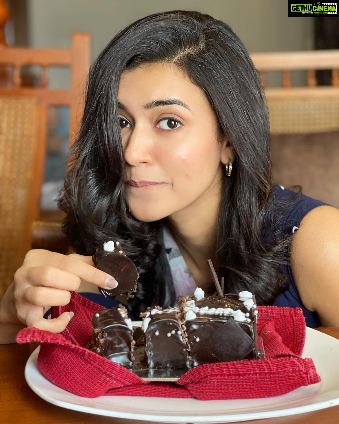 Anju Kurian Instagram - Thanks to all my friends and family who supported me during my 40 days vegan challenge. I would like to say that health and nutrition is completely bio-individual and whilst some may thrive on a vegan diet, others might not. So I have decided to continue as a flexitarian😉. Here is an update on going vegan for 40days. Pros : * Feel strong and healthy. * Promotes greater self-control. * Encourages mindful eating. * Easier to manage weight and natural tendency to reduce your calorie intake. * Energy boost. * No mood swings & no period cramps. * Healthier and better bowel movement. * Less stress and more focused. Cons: * Limited food choices. * Difficulty when dining out(not many restaurants offer true vegan choices & need to always ask each ingredient in meals). * Social isolation. * Prone to take more carbs. * Need to plan ahead & be organised. * More bloating & sugar craving. * Substitutes can be difficult to find depending on where you live. I believe in a balanced ,varied, seasonal diet and not in too much supplementation. It’s not about being perfect, it’s about effort and when you implement that effort into your life every single day, that’s when the transformation happens. Ultimate wellness is not about how your body looks, but how it feels 🥰. #ak40veganchallenge . . . 📸- @aju.matthew Allepey, Kerela