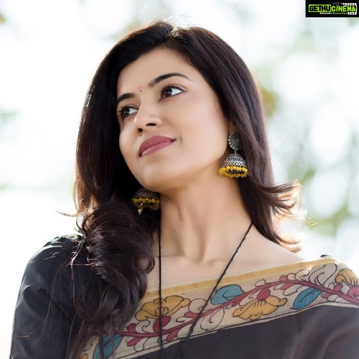 Anju Kurian Instagram - A little Throw🔙 won’t hurt, right ? . . . P.c - @riophotography.in Stylist - @stylefilesbyzoya__joy Chennai