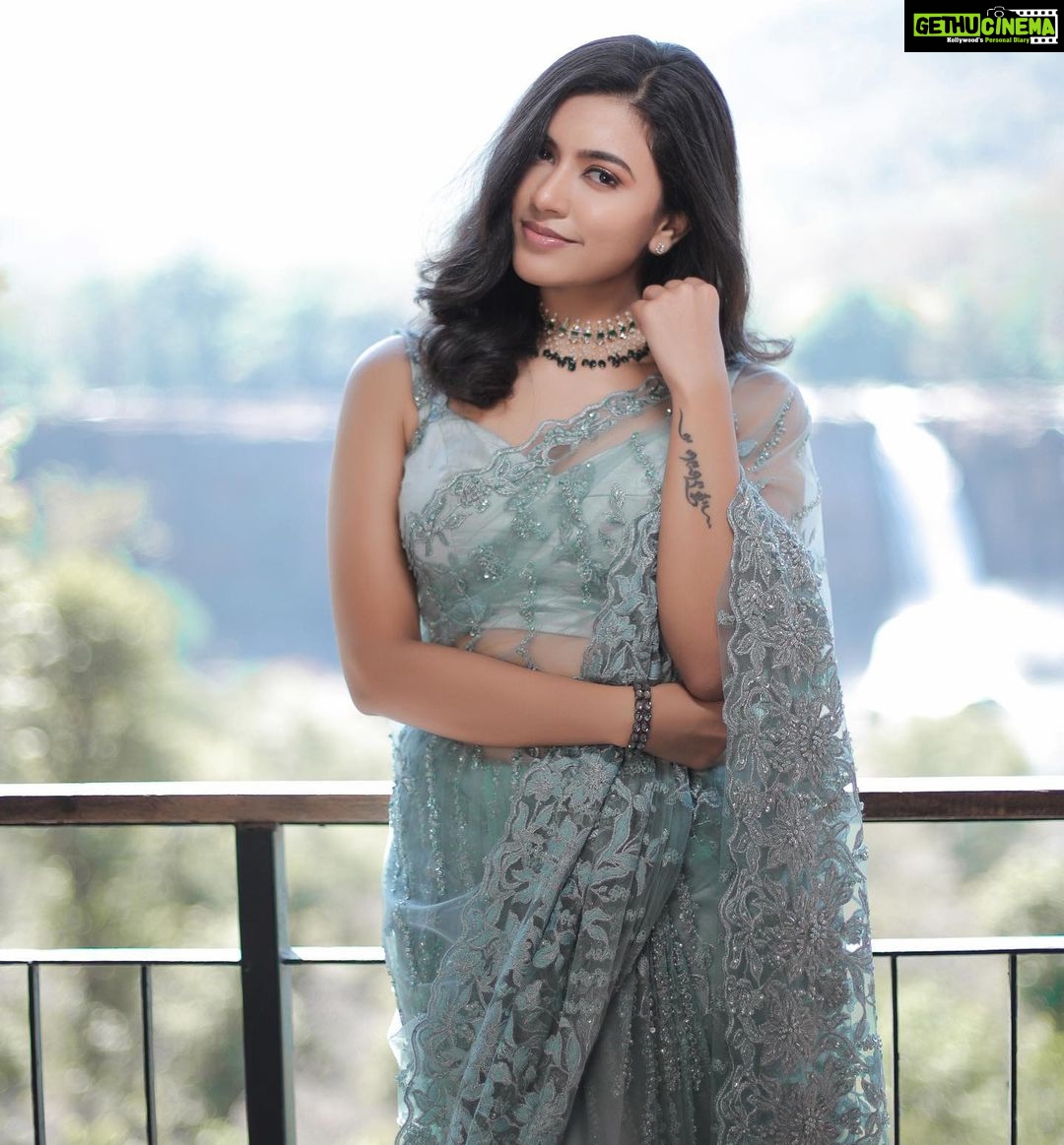 Anju Kurian Instagram - Trying to blend in 🥰. . . . P.C - @agnitantra_photography Wardrobe- @mloft_by_joeljacobmathew MUA- @parvathyrajsmakeupstudio Jewellery- @amaera_jewels Location - @stayrainforest Rainforest Athirapally