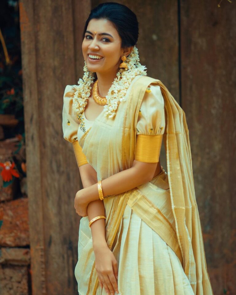 Anju Kurian Instagram - Happy Vishu 🌸🌾. #vishu2021 Picture courtesy: @vishnuprasadsignature Conceived & styling: @sanif_uc_gram Jewellery: @parakkat_jewels Costume : @kukunthadesignerboutique MUA : @kavya_neelu