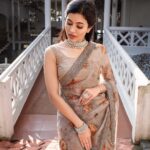 Anju Kurian Instagram - With time I’ve learnt to carry nothing but gratitude in my heart❤️. I’m grateful for everything life has to offer, doesn’t matter how big or small it is 🥰. Happy Sunday 🤗. . . . . Photography: @arun_payyadimeethal Styling : @_maaay____ Costume : @teekey_official Make up : @sreshtamakeup Accessories: @la_saluto Camera Assist : @rahulthuvassery_94 Location : @ayurvedichospital